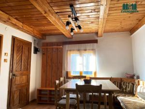 - une salle à manger avec une table et des chaises dans l'établissement Evergreen Balvanyos, à Bálványos