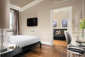 a bedroom with a bed and a television at Brunelleschi Hotel in Florence