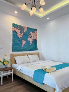 um quarto com uma cama com um mapa na parede em Căn 3434-Tòa 1A Mường Thanh Viễn Triều em Nha Trang