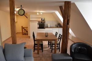 Una cocina y un comedor con mesa y sillas. en Ferienwohnung Frankenidylle, en Bad Rodach