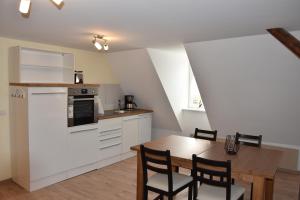 Una cocina y un comedor con mesa y sillas. en Ferienwohnung Frankenidylle, en Bad Rodach