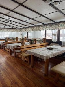 Restaurace v ubytování Готельно-Ресторанний комплекс Кичера + 37 fotografií