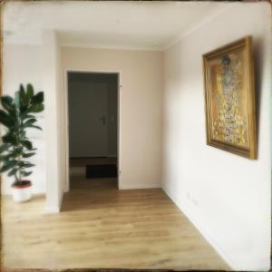an empty room with a plant and a picture on the wall at Schöne Penthousewohnung mit Weitblick in Arnsberg