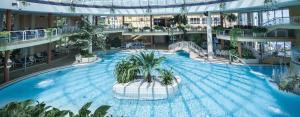 una gran piscina en un gran edificio en Meertraum Premium Wohnung mit 3 Zimmern, 250m zum Strand en Scharbeutz
