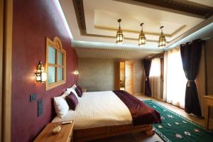 um quarto com uma cama grande num quarto em Maison d'hôtes Errafiqi em Safi