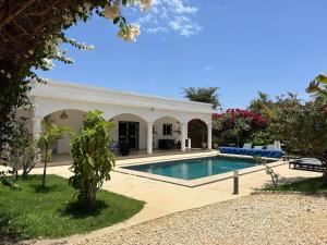 索蒙Villa Aloha的房子前面的游泳池