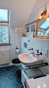 Et badeværelse på Rooftop Art Apartment, E-Roller,Ausblick,WLAN,TV