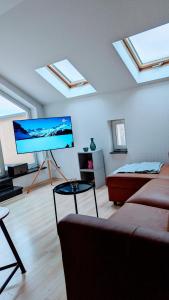 Et tv og/eller underholdning på Rooftop Art Apartment, E-Roller,Ausblick,WLAN,TV