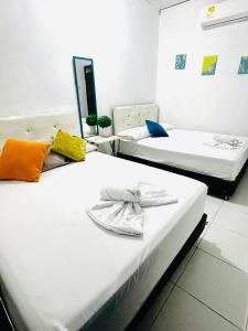 Säng eller sängar i ett rum på Riviera Central Hotel