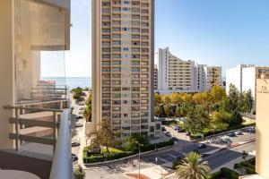 uitzicht op een stad met hoge gebouwen en een straat bij Casa dos Arcos BlueSky Studio by CC 804 in Portimão