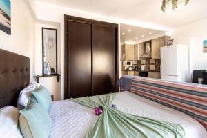 een slaapkamer met een bed met een bloem erop bij Casa dos Arcos BlueSky Studio by CC 804 in Portimão