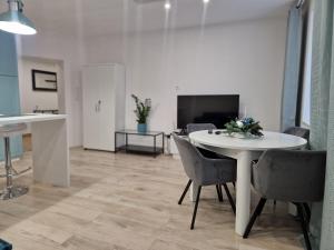 comedor con mesa blanca y sillas en Apartament Turkusowy, en Jelenia Góra