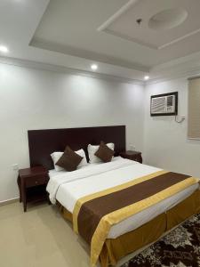 a bedroom with a large bed in a room at AL manzil ALmutmeez in Jeddah