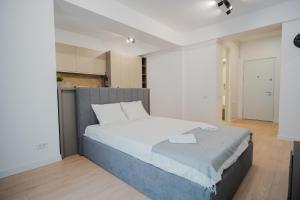 1 dormitorio con 1 cama grande en una habitación en Nature's Haven: Studio near Politehnica Park, en Bucarest