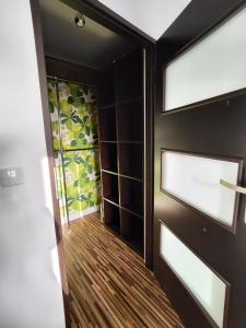 um quarto com um corredor com uma porta e uma janela em Apartament w centrum em Włodawa