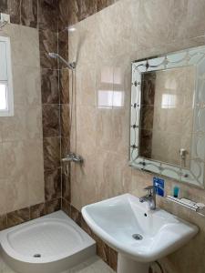 La salle de bains est pourvue d'un lavabo et d'un miroir. dans l'établissement AL manzil ALmutmeez, à Djeddah