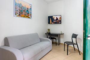 - un salon avec un canapé et une table dans l'établissement Appartamento a pochi passi dalla metro, con ingresso privato, à Rome