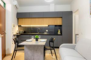 - une cuisine et une salle à manger avec une table et un canapé dans l'établissement Appartamento a pochi passi dalla metro, con ingresso privato, à Rome