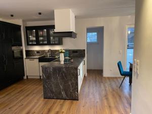 eine Küche mit einer schwarzen Arbeitsplatte in einem Raum in der Unterkunft Gemütliche Wohnung im Herzen von Schwäbisch Gmünd in Schwäbisch Gmünd