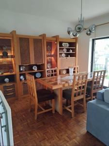 ein Esszimmer mit einem Holztisch und Stühlen in der Unterkunft Santi Guesthouse 