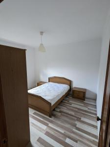 Ένα ή περισσότερα κρεβάτια σε δωμάτιο στο Santi Guesthouse