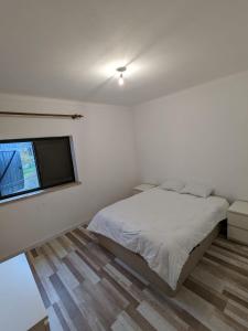 Schlafzimmer mit einem Bett und einem Flachbild-TV in der Unterkunft Santi Guesthouse 