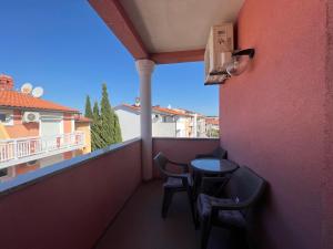 einen Balkon mit einem Tisch und Stühlen sowie Aussicht in der Unterkunft Apartments Alić in Medulin