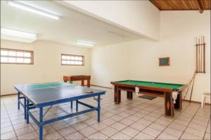 a room with a ping pong table in it at Duplex Miramar - Praia das Dunas - Pé na Areia in Cabo Frio
