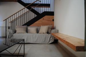 a living room with a couch and a staircase at Casa de Agustín in Valverde del Majano