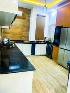 Kuchyň nebo kuchyňský kout v ubytování Impeccable 2-Bed Apartment in Lekki With Snooker