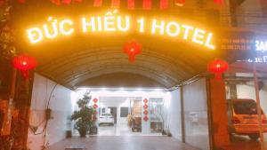 un edificio con un cartello che legge bug hei i hotel di Đức Hiếu 1 a Hanoi