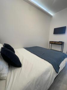 Un pat sau paturi într-o cameră la RDM Residence II