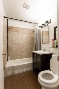 Et badeværelse på SunHouse 1410sqft BBQ 3xTVs Pets W/D Backyard