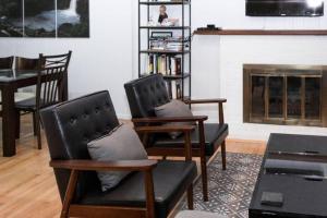 Et opholdsområde på SunHouse 1410sqft BBQ 3xTVs Pets W/D Backyard + 30 billeder