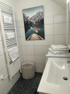 Bilik mandi di Moderne Loftwohnung mit Fahrtsuhl Bad Zurzach