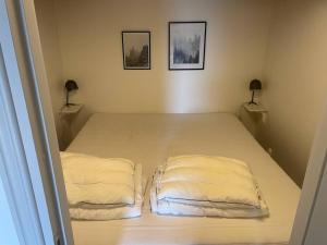 Кровать или кровати в номере Nyrenoverad stuga nära naturen