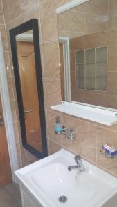 un baño con lavabo y espejo en Kaiselfcatering, en La Réunion 5 fotos más