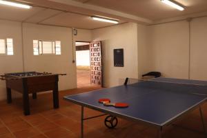 stół do ping ponga w pokoju ze stołem do ping ponga w obiekcie Beach Apartment - Benalmadena Costa w mieście Benalmádena