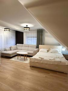 sypialnia z łóżkiem, kanapą i stołem w obiekcie Motel Za Miedzą w mieście Bralin