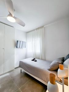 een slaapkamer met een bed en een plafondventilator bij P&L HOUSE Las Olas in Playa del Inglés