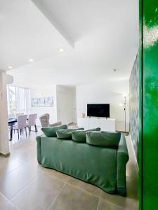 een woonkamer met een groene bank en een tafel bij P&L HOUSE Las Olas in Playa del Inglés