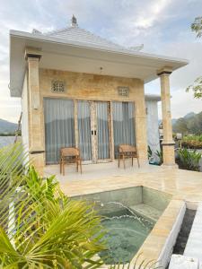 a villa with a pool and a house at La vida Bali in Kubupenlokan