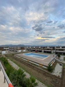 un edificio con piscina frente a él en Zirve Emlak, en Dikili