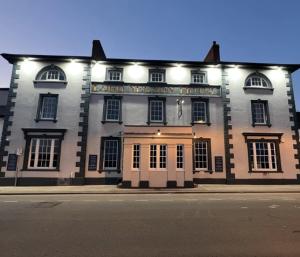 ein großes Backsteingebäude mit einem Schild darauf in der Unterkunft THE LORD NELSON HOTEL in Pembrokeshire