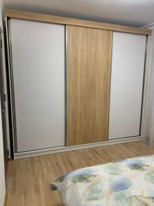 a room with three sliding doors and a bed at Apartament central in Râmnicu Vâlcea