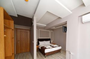 - une chambre avec un lit dans l'établissement Kral Suit Apartment & Hotel, à Istanbul