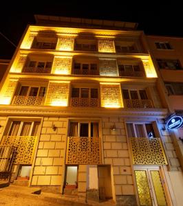 un bâtiment avec une façade éclairée la nuit dans l'établissement Kral Suit Apartment & Hotel, à Istanbul
