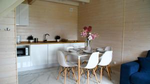 uma cozinha e sala de jantar com mesa e cadeiras em Sun Club - Modern Houses Mielno - Mielenko em Mielno