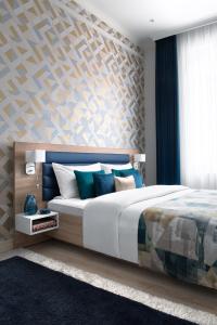 Un dormitorio con una cama grande y una pared en Central Relax Boutique Suites, en Budapest