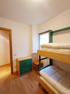 Двухъярусная кровать или двухъярусные кровати в номере Appartamento Michaela a Vinigo (025066-LOC-00088)